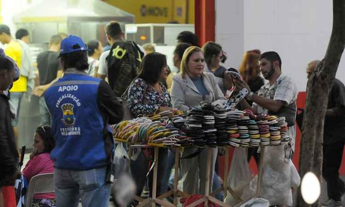 Camelôs nas ruas expõem falta de empregos formais, uma das deficiências da economia da cidade(foto: Túlio Santos/EM/D.A PRESS) Camelôs nas ruas expõem falta de empregos formais, uma das deficiências da economia da cidade(foto: Túlio Santos/EM/D.A PRESS)