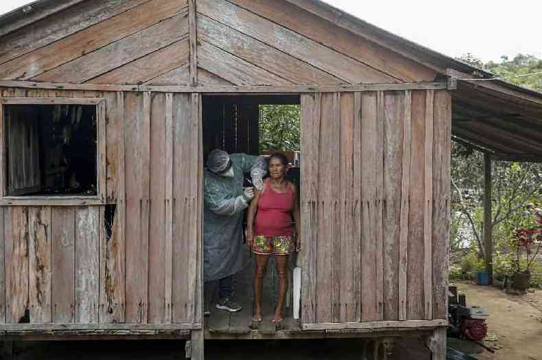 Imagem mostra idosa sendo vacinada