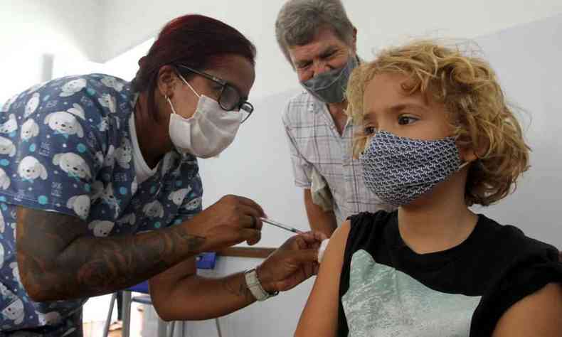 criança é vacinada contra COVID-19 em BH