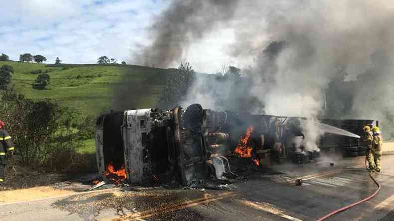 Carreta em chamas aps tombamento