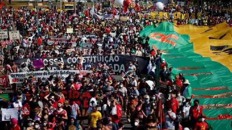 Manifestantes protestam contra o governo Jair Bolsonaro na Esplanada dos Ministrios, em Braslia(foto: Reuters)