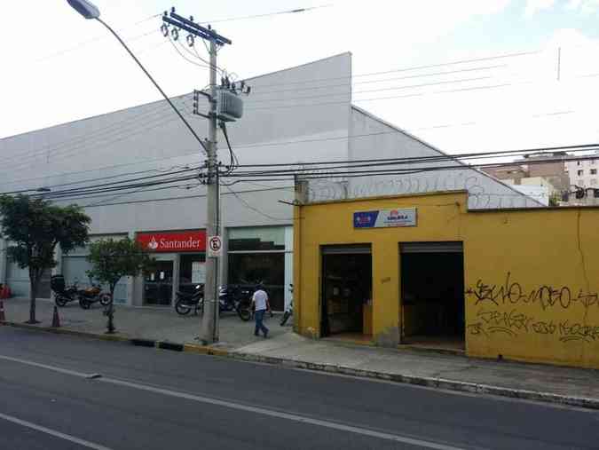 Criminosos invadiram o banco depois de fazer um buraco na parede de um comrcio vizinhoJuarez Rodrigues/EM/D.A.Press