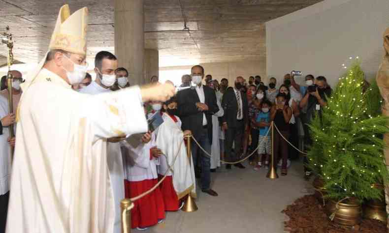 Arcebispo Dom Walmor abenoa o prespio da Catedral Cristo Rei com a presena do prefeito Alexandre Kalil