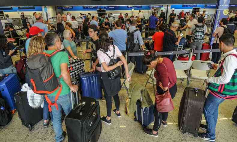 Milhares de passageiros  espera no terminal nessa quinta-feira (foto: Leandro Couri/EM)