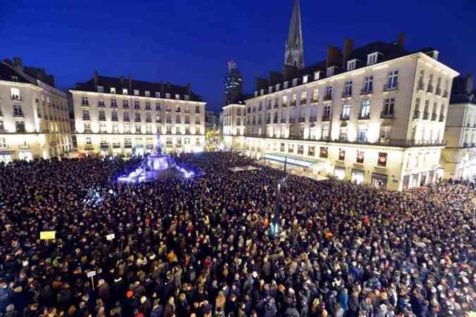 Franceses fazem manifestaes em vrias cidades, homenageando as vtimas do atentado desta quarta-feiraGEORGES GOBET / AFP