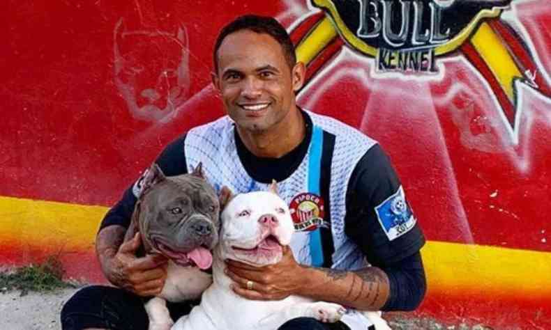 Ex-goleiro Bruno visitou um canil da mesma raa de seus cachorros, nessa tera-feira (23)