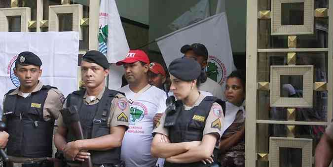 PMs acompanharam o protesto, que no prejudicou o trnsito no Centro da capital(foto: Edsio Ferreira/EM/D.A Press)