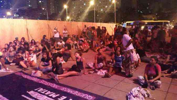Grupo terminou o protesto na Praa da Estao, onde eventos culturais acontecem(foto: Tlio Santos/EM/D.A.Press)