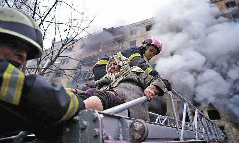 Mulher � resgatada de bombardeio em Kiev