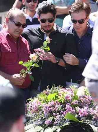 lvaro Nascimento Neto (E) com o filho mais velho durante o funeral do caula: 'No vai ficar impune'(foto: Edsio Ferreira/EM/DA Press)