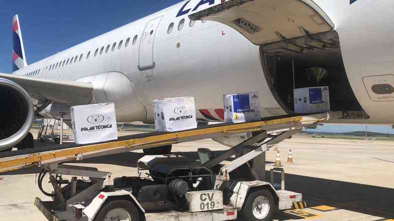 Avio da Latam desembarca as caixas com doses da vacina para crianas 