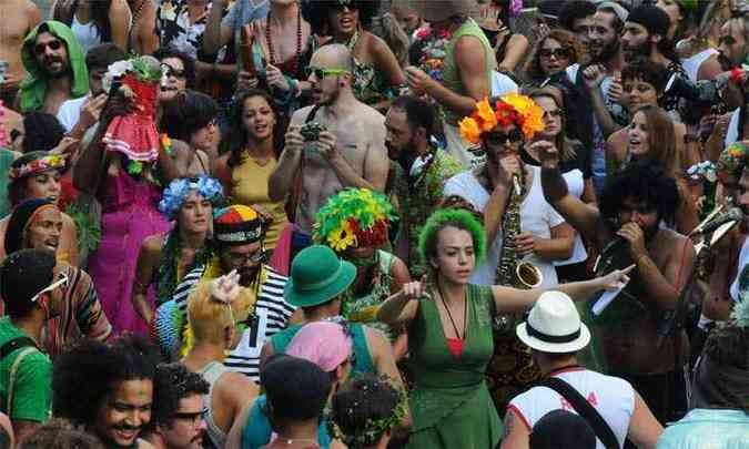 Folies brincam no carnaval de rua de Belo Horizonte, nos blocos IWLY, P Colorido e Manjerico que se concentram no Bairro Sagrada Famlia, Regio leste da capital(foto: Euler Junior/EM/D.A Press)