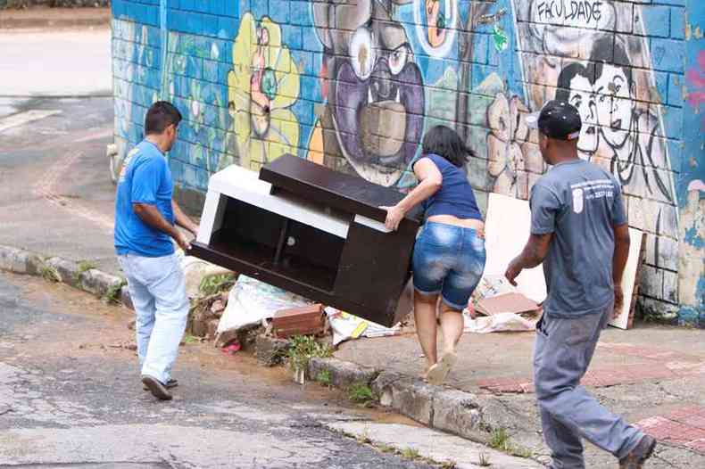 Moradores em Venda Nova perderam mveis e roupas no temporal(foto: Edsio Ferreira/EM/D.A Press)