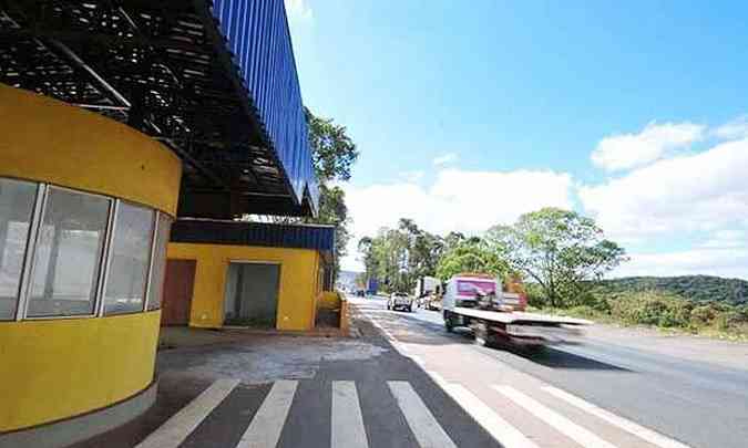 Novas instalaes esto desocupadas em trecho da estrada de Nova Lima que no tem redutor de velocidade, mas o movimento de veculos  grande(foto: Alexandre Guzanshe/EM/D.A.Press)