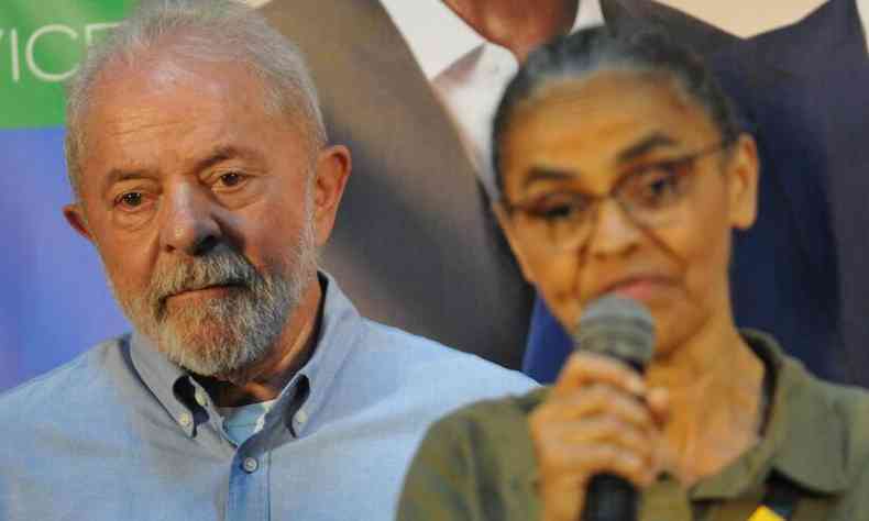 Lula ao lado de Marina Silva, que discursa em Juiz de Fora