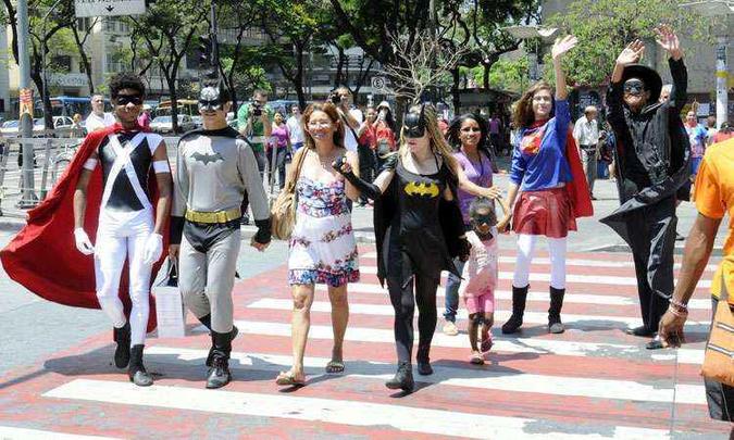 Alunos de teatro do Palácio das Artes, vestidos de super-heróis, durante performance sobre gentileza urbana na Praça Sete em BH: ajuda para atravessar a rua e carregar sacolas pesadas(foto: Jair Amaral/EM/D.A Press 28/09/2013) Alunos de teatro do Palácio das Artes, vestidos de super-heróis, durante performance sobre gentileza urbana na Praça Sete em BH: ajuda para atravessar a rua e carregar sacolas pesadas(foto: Jair Amaral/EM/D.A Press 28/09/2013)