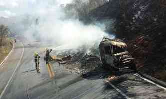 Bombeiros gastaram 10 mil litros de gua para conter as chamas(foto: Corpo de Bombeiros/Divulgao)