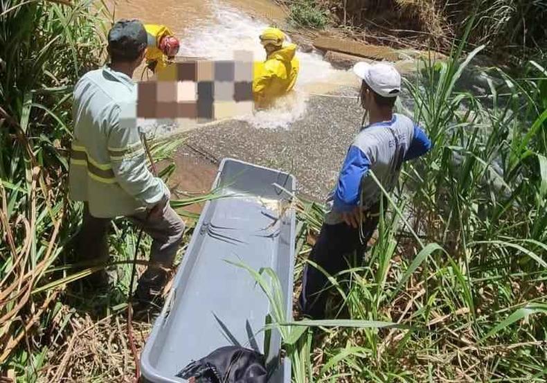 Corpo da vítima foi encontrado no dia 15 de fevereiro, em um ribeirão a cerca de 1,5 km da clínica de acolhimento(foto: Corpo de Bombeiros de Araxá / Divulgação ) Corpo da vítima foi encontrado no dia 15 de fevereiro, em um ribeirão a cerca de 1,5 km da clínica de acolhimento