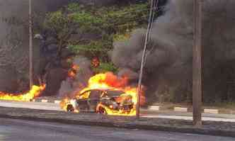 Dois carros e uma moto ainda foram atingidos pelas chamas(foto: Polcia Militar/Divulgao)