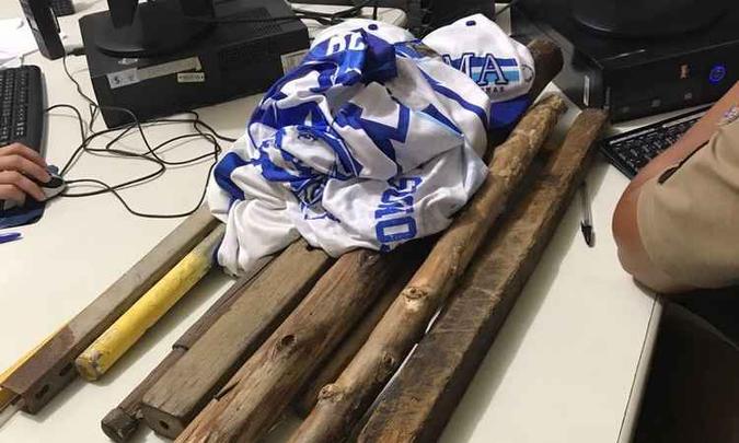 Barras de madeira foram utilizadas por integrantes de organizadas do Atlético durante agressão ao torcedor cruzeirense(foto: Polícia Militar/ Divulgação) Barras de madeira foram utilizadas por integrantes de organizadas do Atlético durante agressão ao torcedor cruzeirense(foto: Polícia Militar/ Divulgação)