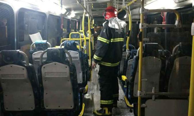 Cidades do Sul de Minas voltaram a ser alvo de criminosos. Em São Lourenço, ônibus foi incendiado e bombeiros tiveram que agir para apagar as chamas(foto: O Popular/Divulgação) Cidades do Sul de Minas voltaram a ser alvo de criminosos. Em São Lourenço, ônibus foi incendiado e bombeiros tiveram que agir para apagar as chamas(foto: O Popular/Divulgação)