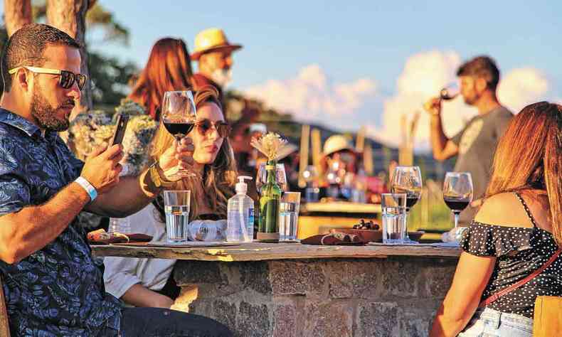 pessoas tomando vinho