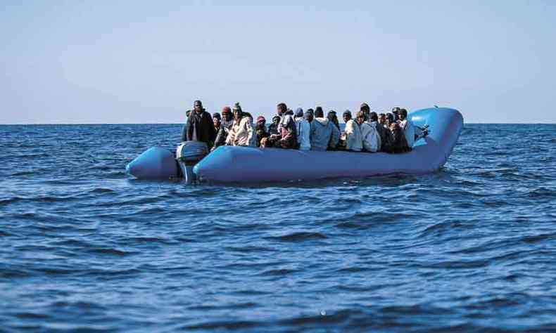 Embarcação com 47 migrantes resgatada por navio holandês no Mediterrâneo em janeiro último. Quase 2 milhões chegaram à Europa pelo mar entre 2008 e 2016(foto: FEDERICO SCOPPA/AFP)