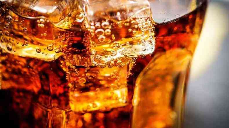 As primeiras bebidas com gs  base de cola eram comercializadas como tnicos saudveis, graas ao efeito estimulante da cola, das folhas de coca e da cafena(foto: Stockfotocz/Getty Images)