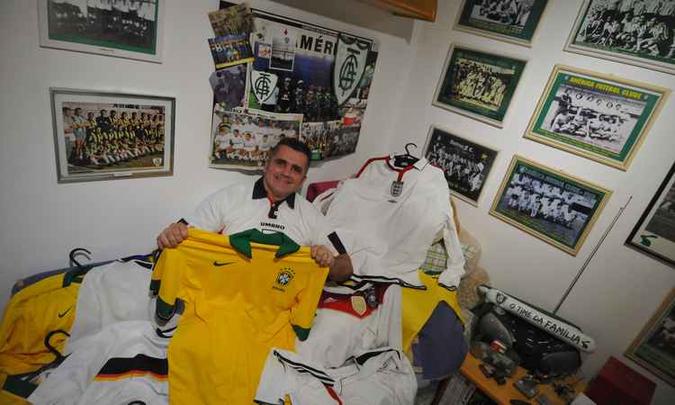 Marinho Monteiro precisou reservar um cômodo apenas para receber o acervo, que já chegou a 600 camisas(foto: Alexandre Guzanshe/EM/D.A PRESS) Marinho Monteiro precisou reservar um cômodo apenas para receber o acervo, que já chegou a 600 camisas(foto: Alexandre Guzanshe/EM/D.A PRESS)