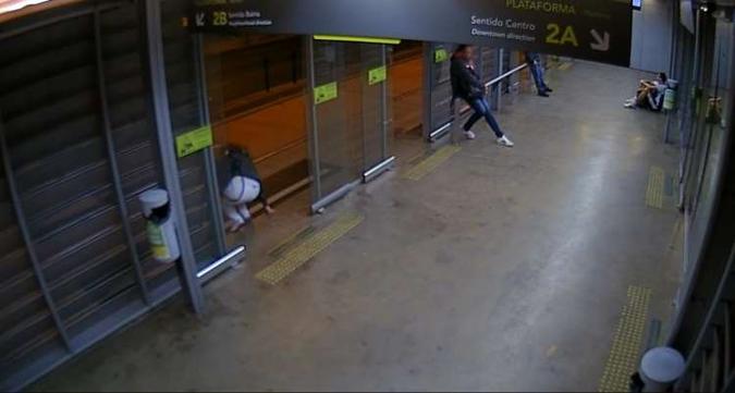 Flagras foram feitos pela BHTrans de usuários arriscando descer das estação e atravessando a Avenida Cristiano Machado(foto: BHTrans/Divulgação) Flagras foram feitos pela BHTrans de usuários arriscando descer das estação e atravessando a Avenida Cristiano Machado(foto: BHTrans/Divulgação)