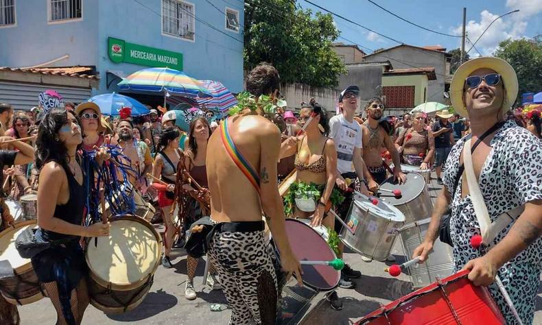 Integrantes da bateria do bloco Como te Lhama