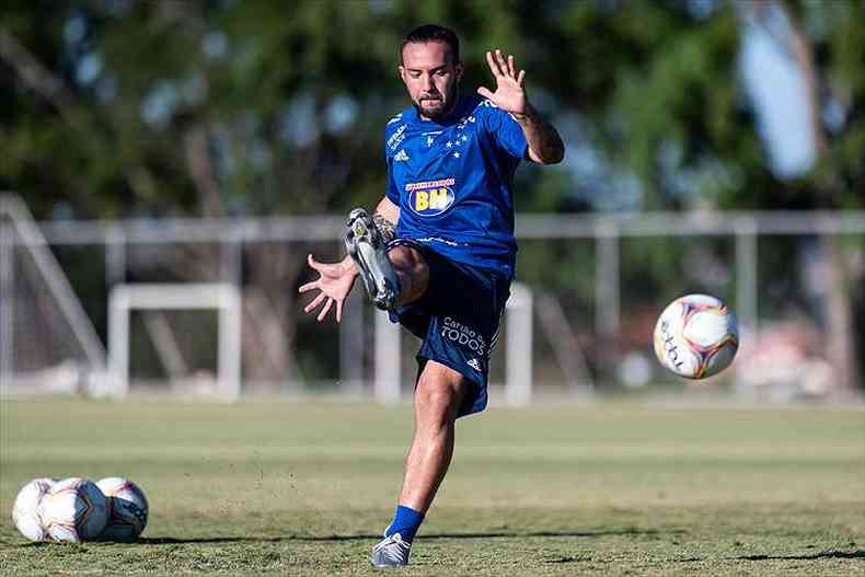 Giovanni ser o responsvel por armar as jogadas no meio-campo(foto: Bruno Haddad/Cruzeiro)