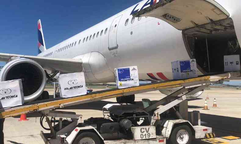 Avião com primeiro lote doses pediátricas da Pfizer desembarca no Aeroporto de Confins