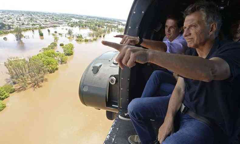 O presidente da Argentina, Maurcio Macri, sobrevoou, neste domingo, uma rea inundada em Concrdia, na provncia de Entre Rios(foto: AFP PHOTO / PRESIDENCIA)
