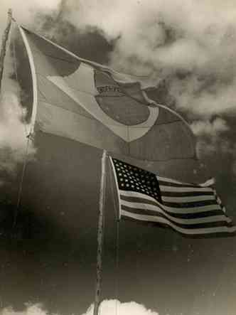 Bandeiras do Brasil e dos Estados Unidos tremularam em campo de aviao de Bocaiuva em 1947(foto: Jos Medeiros/Arquivo O Cruzeiro/EM)