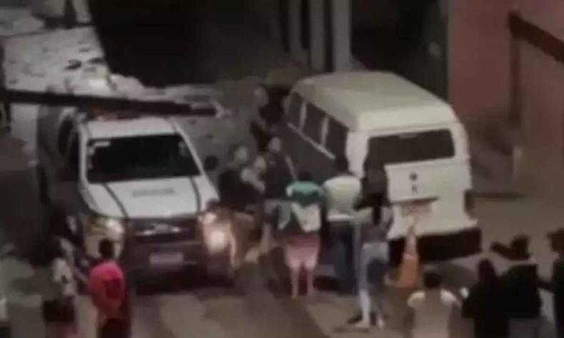 Imagem da abordagem policial na Vila Barraginha