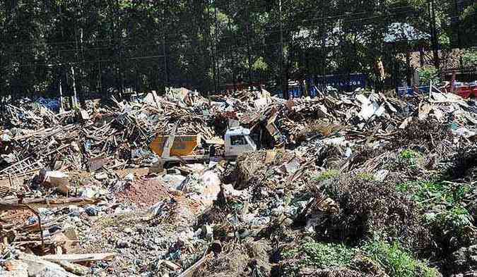 No terreno foram encontrados aproximadamente 400 mil metros cbicos de lixo(foto: Cssio Matias/Divulgao Prefeitura de Contagem)