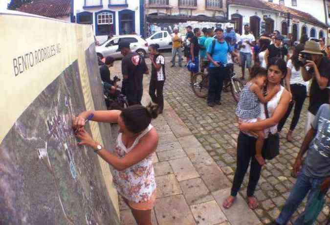 Moradores deixaram mensagens em um painel montado na praa(foto: Leandro Couri/EM/D.A.Press)