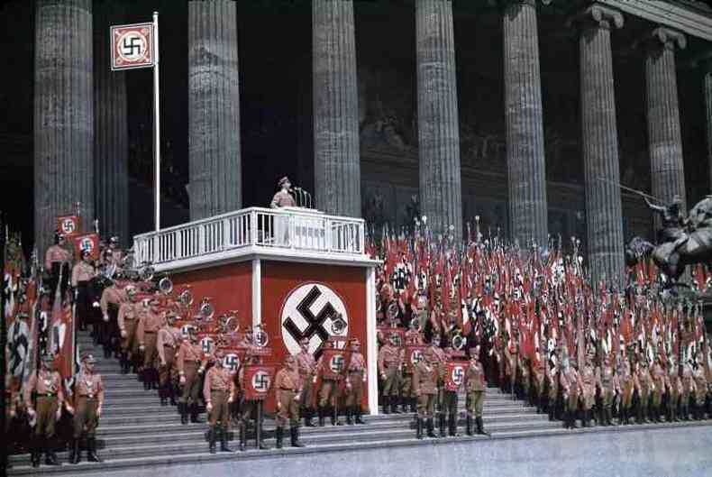O nacionalismo e o militarismo exacerbados esto presentes nas doutrinas nazifascistas.(foto: Hugo Jaeger, 1938)