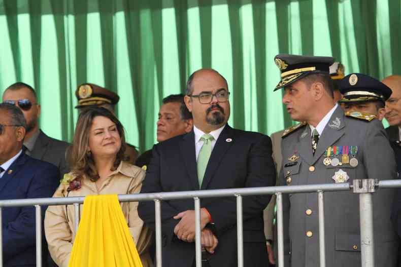 De gravata verde, o governador em exerccio aparece no palanque do desfile de Sete de Setembro ao lado da esposa e de militares