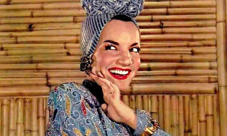 Carmen Miranda sorri e olha para o lado