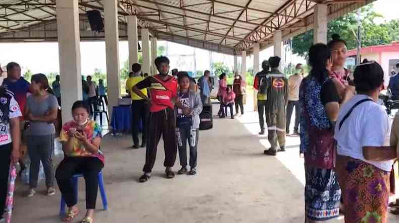 Parentes de vtimas do atentado em rea da creche na Tailndia