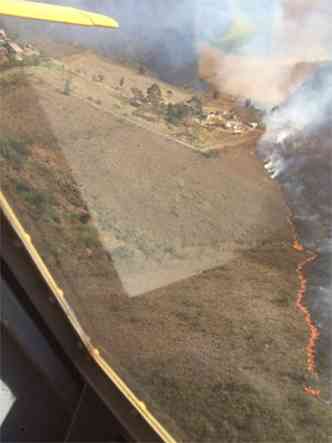 Imagem area feita por bombeiros mostra labaredas cercando propriedade vizinha a unidade de conservao(foto: Corpo de Bombeiros/Divulgao)