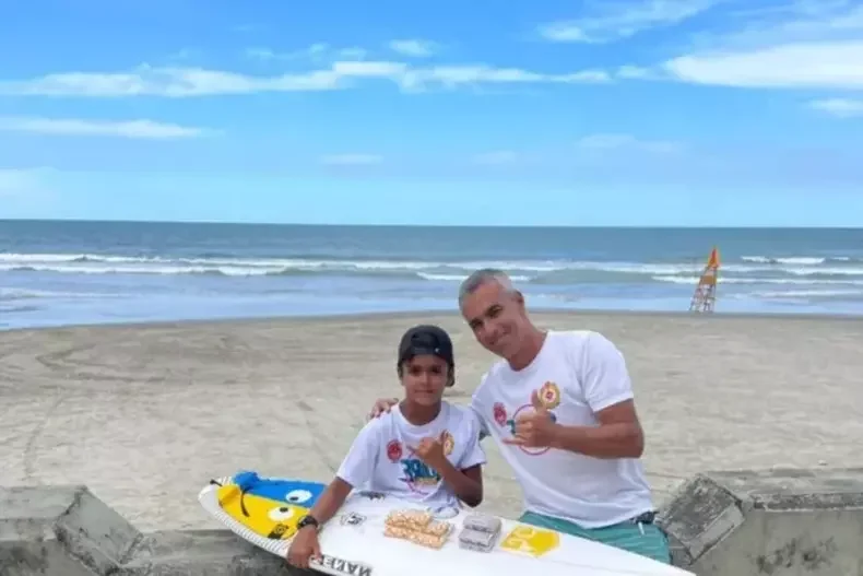 Bernardo, o 'pequeno herói', em aula de surf(foto: Projeto Surf Escola, ONG Esporte Vida) Bernardo, o 'pequeno herói', em aula de surf
