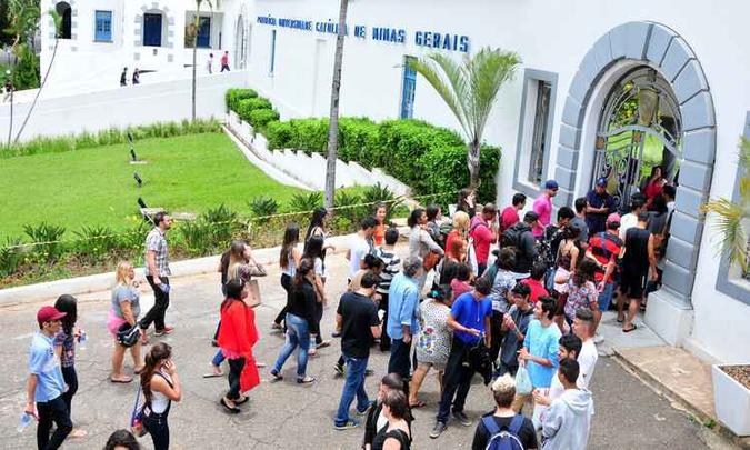 Candidatos chegam à PUC para fazer as provas, em novembro. Possível vazamento e desdobramentos na Justiça podem prejudicar 6 milhões de pessoas no país (foto: Ramon Lisboa/EM/D.A PRESS - 06/11/2016) Candidatos chegam à PUC para fazer as provas, em novembro. Possível vazamento e desdobramentos na Justiça podem prejudicar 6 milhões de pessoas no país (foto: Ramon Lisboa/EM/D.A PRESS - 06/11/2016)