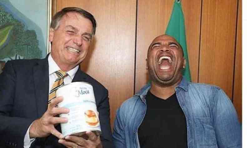 Jair Bolsonaro e Fernando Lisboa posaram para fotos com lata de leite condensado(foto: Redes Sociais/Reproduo)