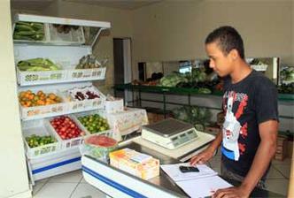Com apenas 17 anos, jovem comeou a trabalhar no mercadinho da famlia com 15 anos sem deixar estudos(foto: SOLON QUEIROZ/ESP. EM/D.A PRESS)