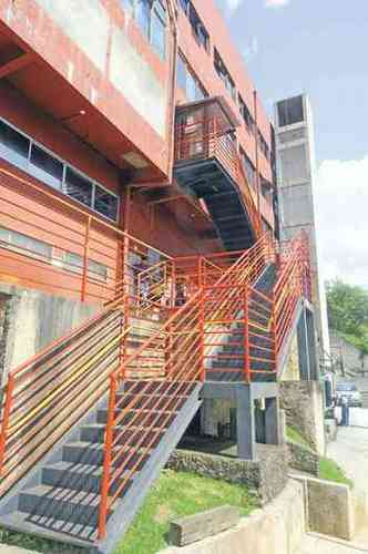  Alambique aumentou a altura do gradil da escada de sada de emergncia(foto: FOTOS BETO MAGALHES/EM/D.A PRESS)