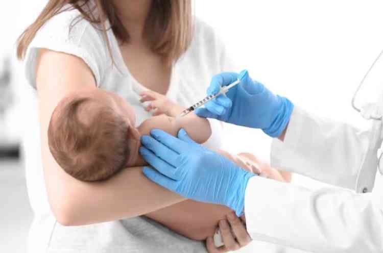 Médico vacinando bebê