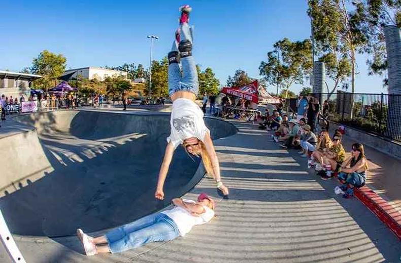 Garota fazendo manobra de patins